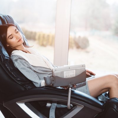 Fitnessstudio Scholzhalle Hoyerswerda: Frau im Massage Sessel.