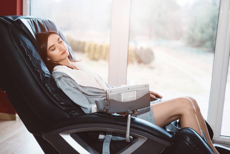 Fitnessstudio Scholzhalle Hoyerswerda: Frau im Massage Sessel.