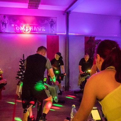 Fitnessstudio Scholzhalle Hoyerswerda: Steigere Deine Fitness im Sattel – mit Indoor Cycling! Optimiere Ausdauer & Kraft zu Hause. Sei dabei & tritt kräftig in die Pedale!