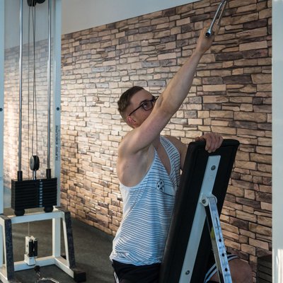 Fitnessstudio Scholzhalle Hoyerswerda: Krafttraining für alle! Verbessere Deine Fitness und fühle Dich stark und gesund.