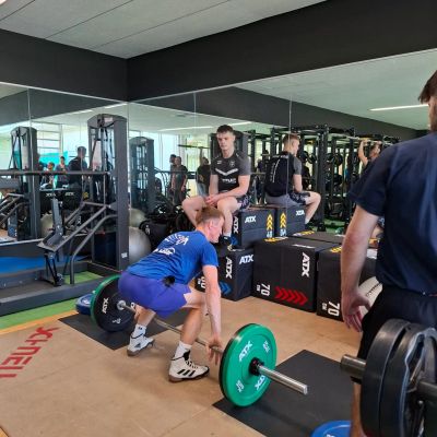 Sportschule Oberhaching: Entfessele Deine Kraft mit maßgeschneidertem Krafttraining. Erreiche Deine Fitnessziele schneller und effizienter. 