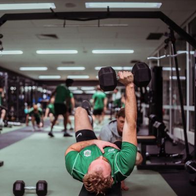 Sportschule Oberhaching: Krafttraining für alle! Verbessere Deine Fitness und fühle Dich stark und gesund.