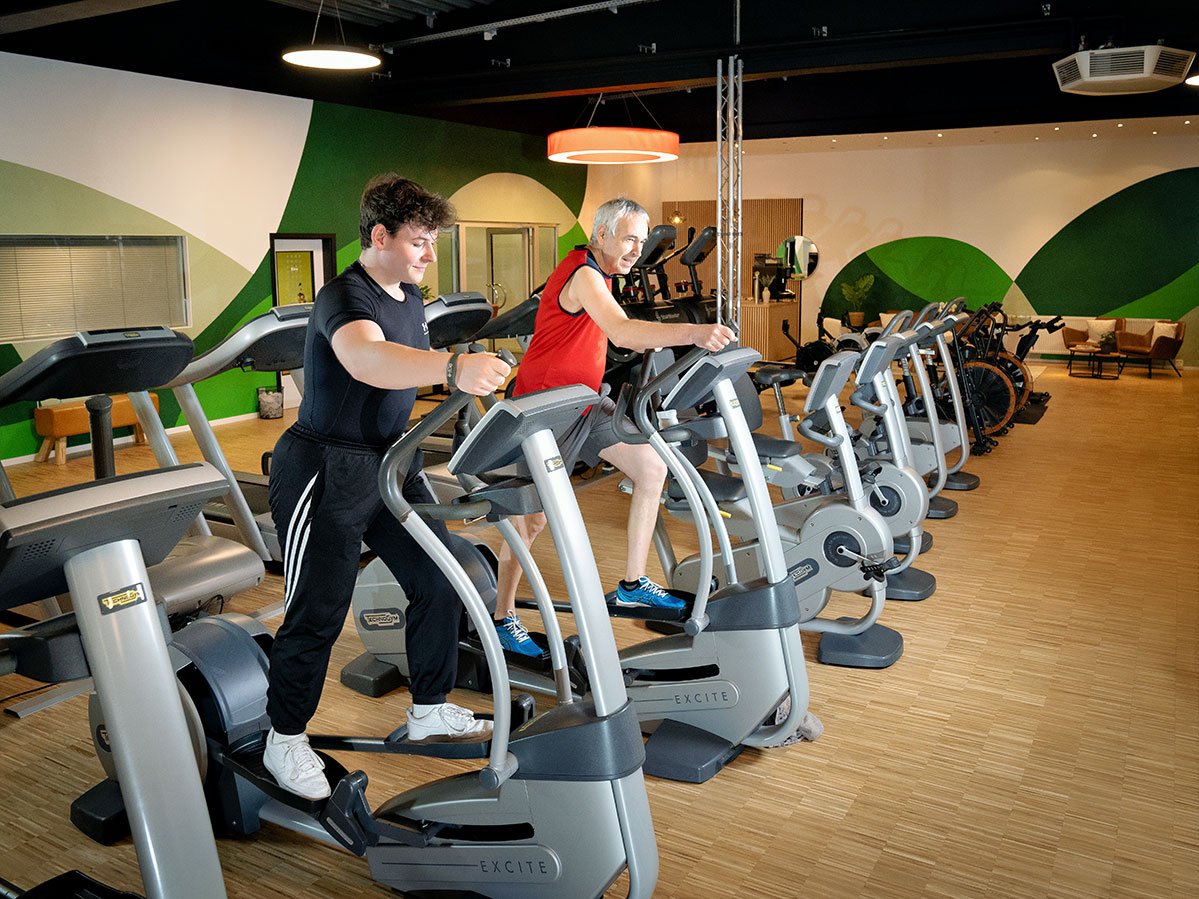 Zwei Mitglieder beim gemeinsamen Cardiotraining im active Morbach