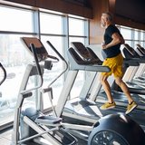 active Therapie und Training Morbach: Mann trainiert Cardio auf dem Laufband mit Blick nach aussen.