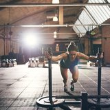 active Therapie und Training Morbach: Frau beim Krafttraining im Club.