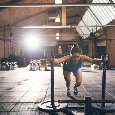 active Therapie und Training Morbach: Frau beim Krafttraining im Club.