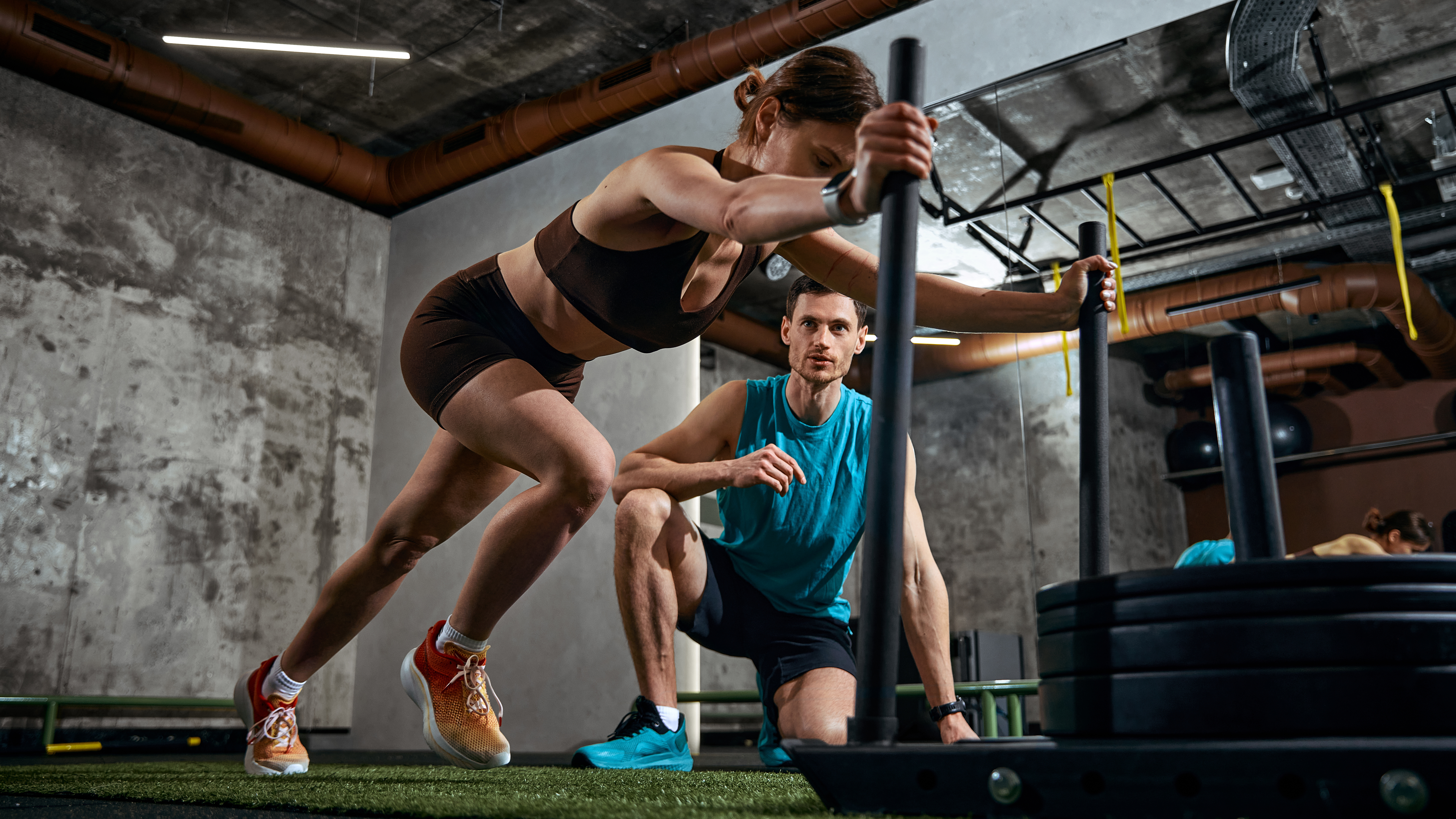 Frau Hyrox Training mit Personal Trainer