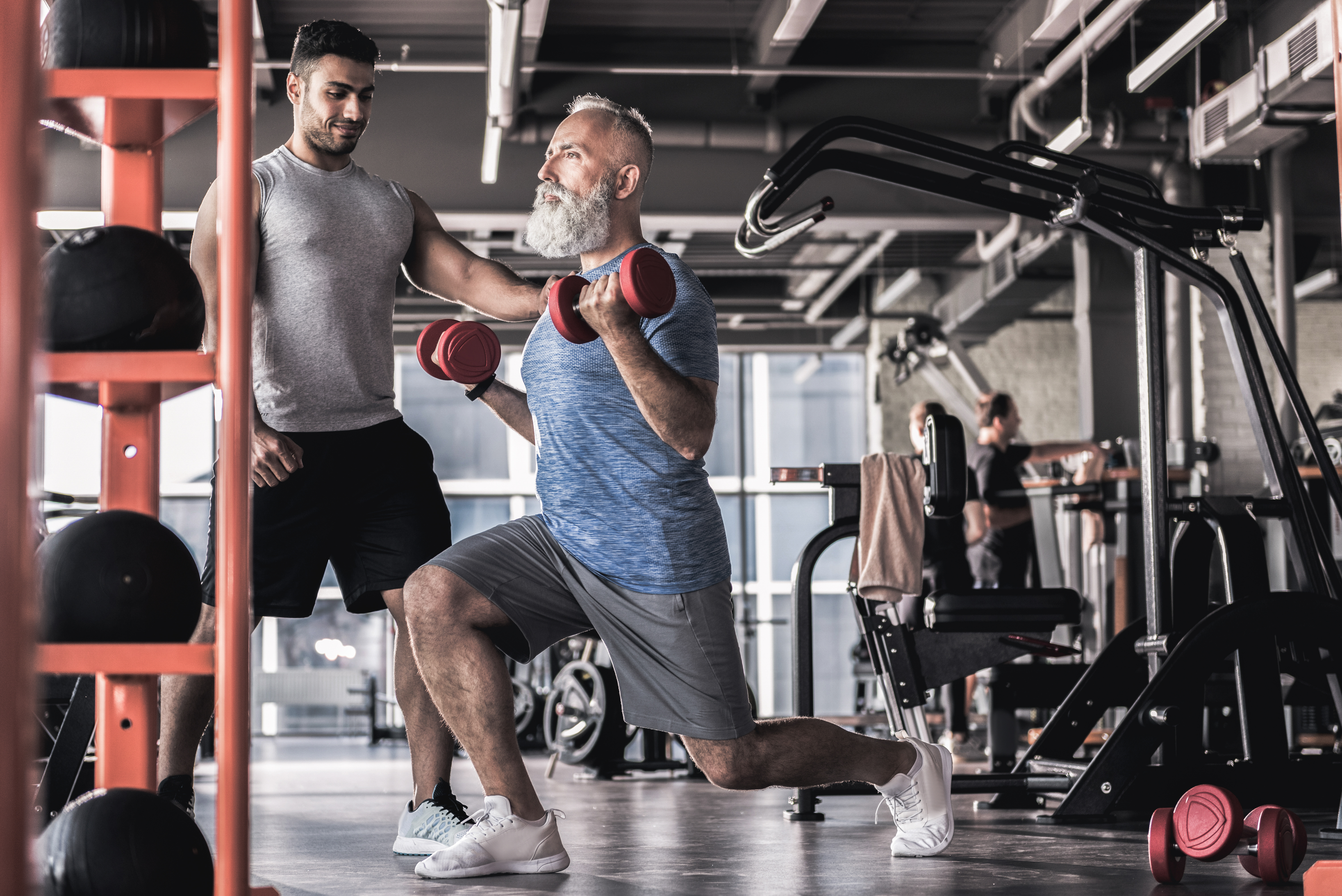 Mann und Personal Trainer