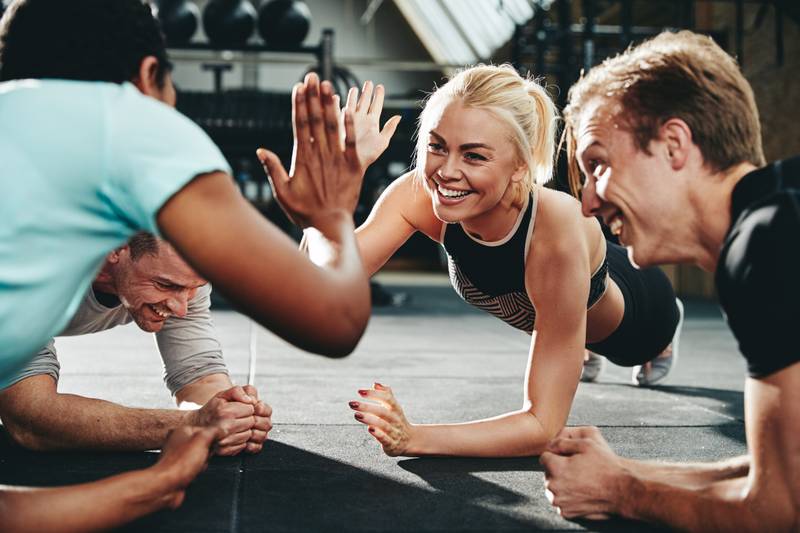 Zwei Personen geben sich nach einem intensiven Zirkeltraining im Sport- und Gesundheitszentrum Umbach ein High Five.