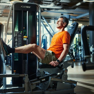 Mann trainiert auf der Leg Press im Mapet Fitnessstudio